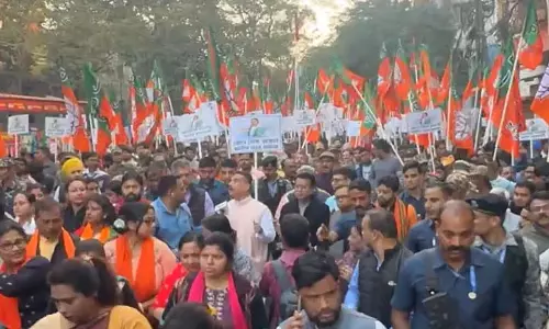 Trinamool ने जादवपुर जुलूस में ममता की नकल करने के लिए शुभेंदु की आलोचना की