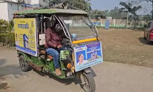 Panchayat Pradhan ने विकास के लिए टोटो चलाया, बीजेपी ने आलोचना की