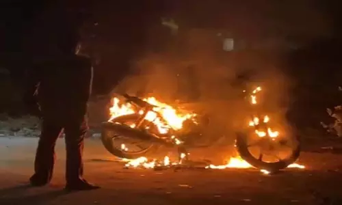 Raipur Breaking: नशे में धुत युवक ने अपनी बाइक में लगाई आग, देखें VIDEO...