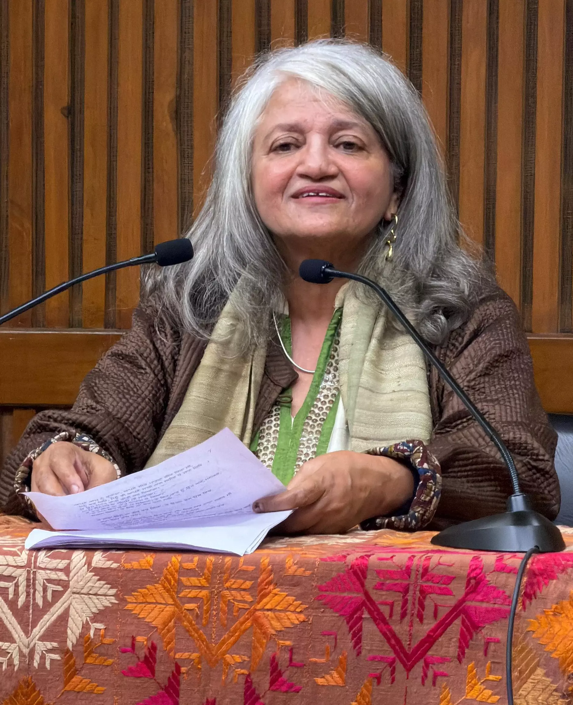 Roundabout: किसी दिन जब भी झरना फूटेगा Roundabout: किसी दिन जब भी झरना फूटेगा