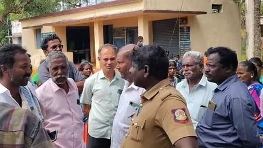 Fair प्राइस शॉप दूसरी जगह शिफ्ट : गांववालों ने पोंगल कलेक्शन का बायकॉट किया Fair प्राइस शॉप दूसरी जगह शिफ्ट : गांववालों ने पोंगल कलेक्शन का बायकॉट किया