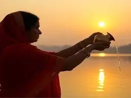 Surya Arghya Benefits: जानिए उगते सूर्य को जल देने के लाभ Surya Arghya Benefits: जानिए उगते सूर्य को जल देने के लाभ