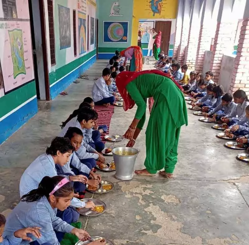 Ambala शिक्षा विभाग ने कहा: 28 हजार कुक-कम-हेल्पर्स को दूसरे कामों में नहीं लगाया जा सकता Ambala शिक्षा विभाग ने कहा: 28 हजार कुक-कम-हेल्पर्स को दूसरे कामों में नहीं लगाया जा सकता