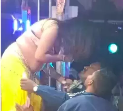 गरियाबंद में अश्लील डांस करवाने वाले आयोजक अरेस्ट, ठुमके लगाने वाले पुलिसकर्मी लाइन अटैच गरियाबंद में अश्लील डांस करवाने वाले आयोजक अरेस्ट, ठुमके लगाने वाले पुलिसकर्मी लाइन अटैच