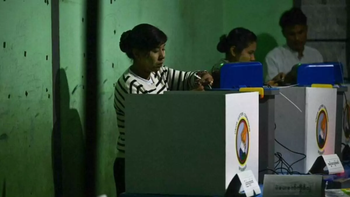 Yangon: म्यांमार में सशस्त्र संघर्ष के बीच दूसरे दौर के चुनाव हुए Yangon: म्यांमार में सशस्त्र संघर्ष के बीच दूसरे दौर के चुनाव हुए