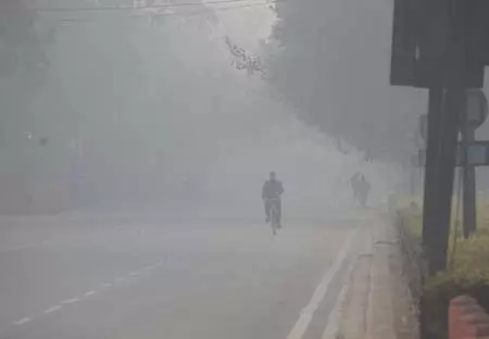 दिल्ली में शीतलहर और प्रदूषण का डबल अटैक, एक्यूआई 300 के पार दिल्ली में शीतलहर और प्रदूषण का डबल अटैक, एक्यूआई 300 के पार