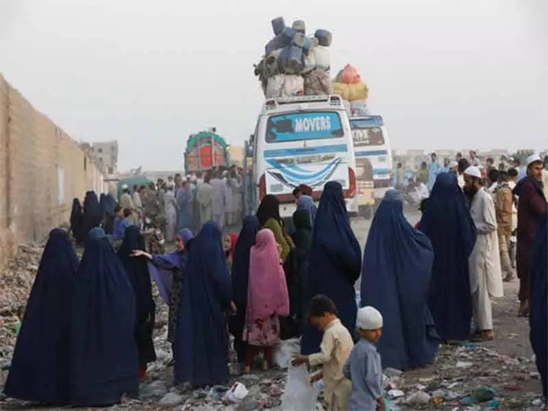 Afghan प्रवासियों ने पाकिस्तान से कठोर निर्वासन की निंदा की Afghan प्रवासियों ने पाकिस्तान से कठोर निर्वासन की निंदा की
