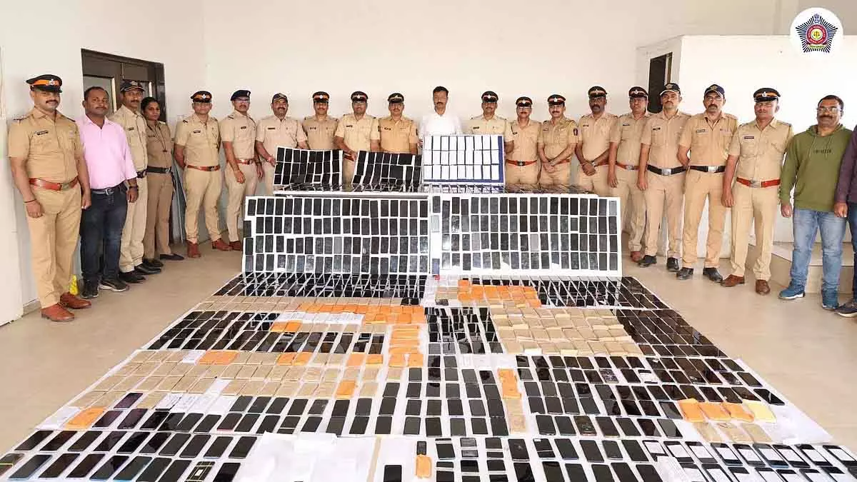 महाराष्ट्र के CM ने मुंबई पुलिस की तारीफ की, शहर में खोए 1,650 फोन उत्तर प्रदेश से बरामद महाराष्ट्र के CM ने मुंबई पुलिस की तारीफ की, शहर में खोए 1,650 फोन उत्तर प्रदेश से बरामद