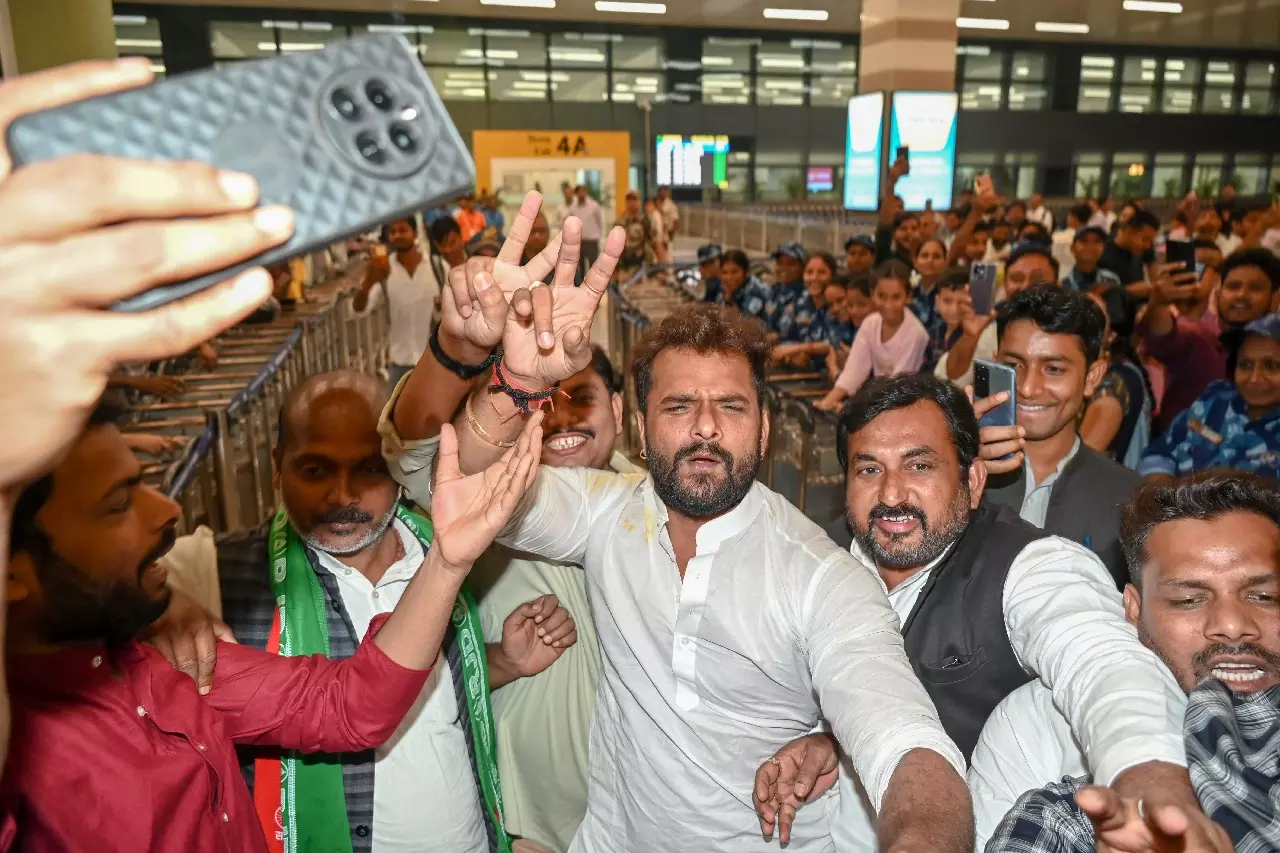 Khesari Lal ने चुनावी हार के बाद राजनीति से दूर होने के संकेत दिए Khesari Lal ने चुनावी हार के बाद राजनीति से दूर होने के संकेत दिए