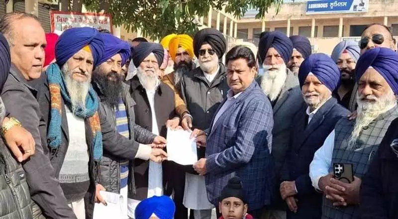 Akali Dal ने सिख गुरु पर कथित टिप्पणी को लेकर आप नेता का पुतला फूंका Akali Dal ने सिख गुरु पर कथित टिप्पणी को लेकर आप नेता का पुतला फूंका