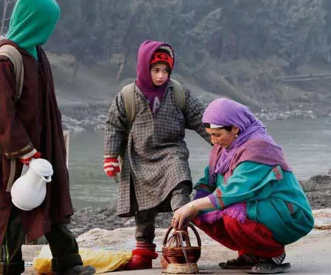 Kashmir में रात के तापमान में और गिरावट, ठंड बढ़ी Kashmir में रात के तापमान में और गिरावट, ठंड बढ़ी
