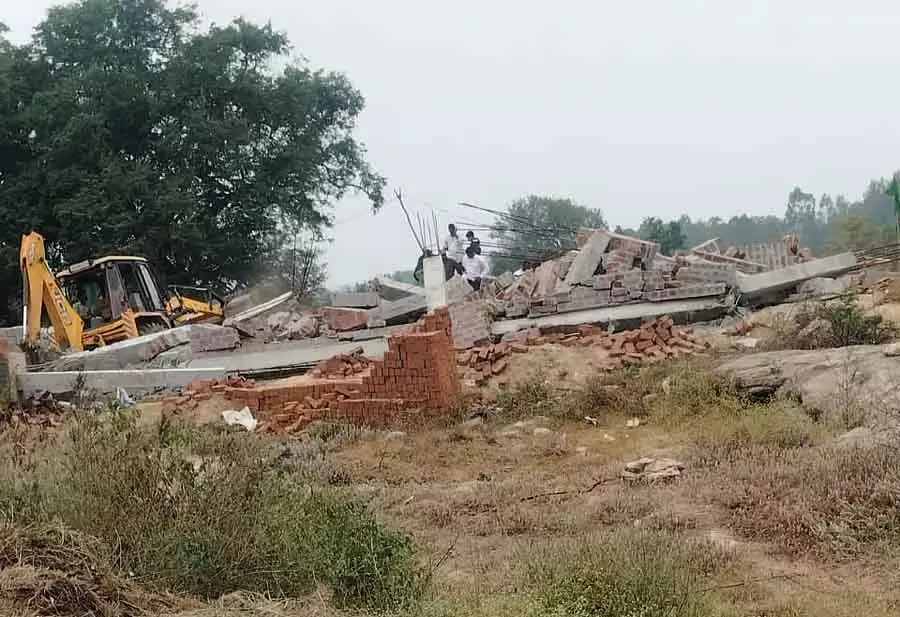 Mulabagilu : स्कूल परिसर में मस्जिद की इमारत को गिराने वाले समिति के सदस्य Mulabagilu : स्कूल परिसर में मस्जिद की इमारत को गिराने वाले समिति के सदस्य