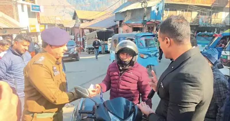 DLSA और ट्रैफिक पुलिस ने भद्रवाह में सड़क सुरक्षा जागरूकता कार्यक्रम आयोजित किया DLSA और ट्रैफिक पुलिस ने भद्रवाह में सड़क सुरक्षा जागरूकता कार्यक्रम आयोजित किया