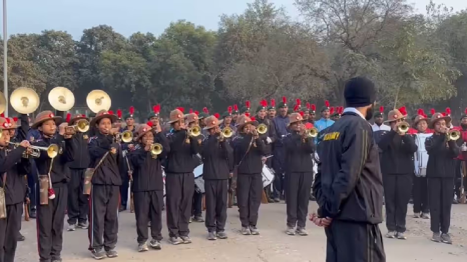 गुवाहाटी स्कूल की लड़कियों का NCC बैंड, कर्त्तव्य पथ पर 2026 के गणतंत्र दिवस परेड की तैयारी कर रहा गुवाहाटी स्कूल की लड़कियों का NCC बैंड, कर्त्तव्य पथ पर 2026 के गणतंत्र दिवस परेड की तैयारी कर रहा