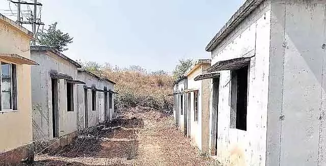 13 साल बाद भी, PMAY के तहत घर 1,000 से ज़्यादा परिवारों के लिए सपना बने हुए है 13 साल बाद भी, PMAY के तहत घर 1,000 से ज़्यादा परिवारों के लिए सपना बने हुए है