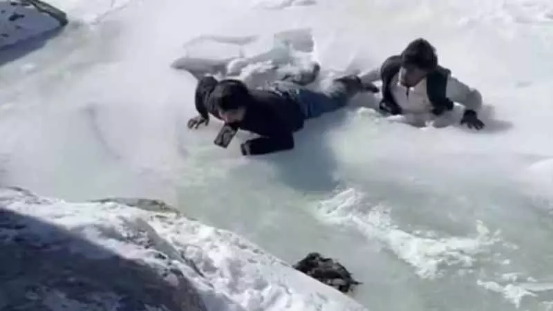Koksar River में जमी बर्फ में फंसे टूरिस्ट, रील बनाना हुआ रिस्की Koksar River में जमी बर्फ में फंसे टूरिस्ट, रील बनाना हुआ रिस्की