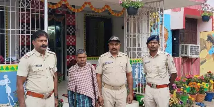 Bhanjanagar घुमसर जंगल में 2 अवैध हथियारों के साथ शिकारी पकड़ा गया Bhanjanagar घुमसर जंगल में 2 अवैध हथियारों के साथ शिकारी पकड़ा गया