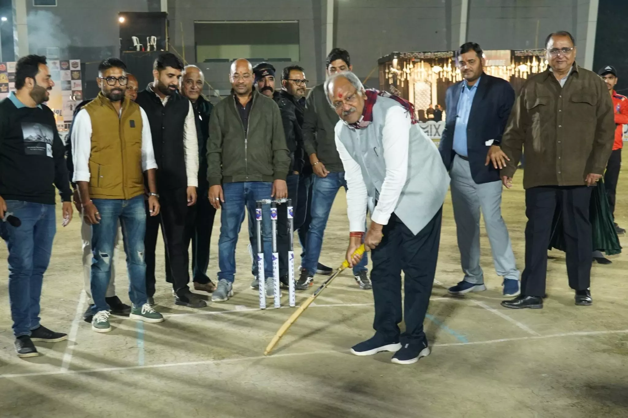 सांसद बृजमोहन ने शॉट पारी खेलकर क्रिकेट खिलाड़ियों का भरा जोश सांसद बृजमोहन ने शॉट पारी खेलकर क्रिकेट खिलाड़ियों का भरा जोश