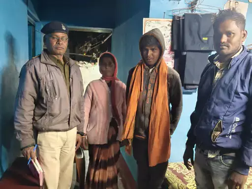 घर छोड़कर चला गया था विक्षिप्त युवक, पुलिस ने ढूंढ निकाला घर छोड़कर चला गया था विक्षिप्त युवक, पुलिस ने ढूंढ निकाला