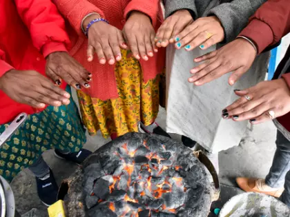 West Bengal के कुछ हिस्सों में लोगों को कड़ाके की ठंड से राहत मिली West Bengal के कुछ हिस्सों में लोगों को कड़ाके की ठंड से राहत मिली