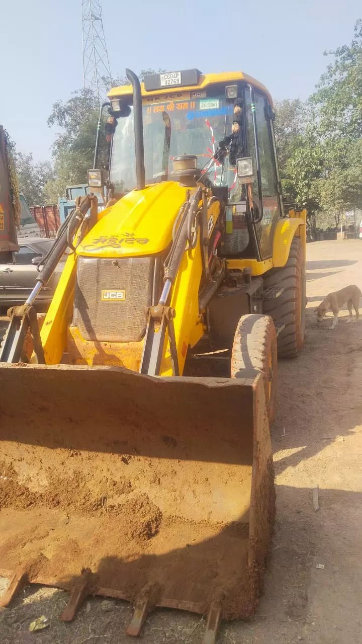 ASP ने नवा रायपुर के मुरूम खदान में मारी रेड, हाईवा और JCB जब्त ASP ने नवा रायपुर के मुरूम खदान में मारी रेड, हाईवा और JCB जब्त