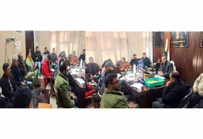 कमिश्नर R&R ने माइग्रेंट कैंप में चल रहे डेवलपमेंट कामों का रिव्यू किया कमिश्नर R&R ने माइग्रेंट कैंप में चल रहे डेवलपमेंट कामों का रिव्यू किया