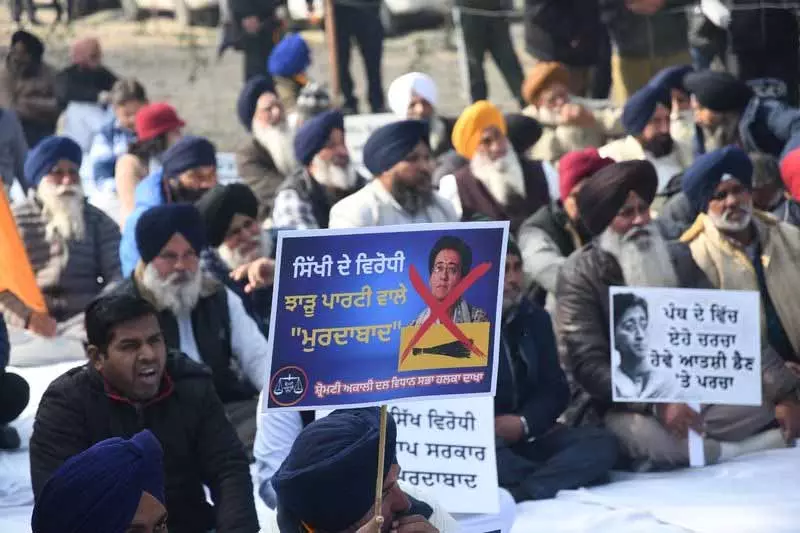 दिल्ली के पूर्व मुख्यमंत्री की सिख गुरुओं पर टिप्पणी के खिलाफ SAD ने विरोध प्रदर्शन किया दिल्ली के पूर्व मुख्यमंत्री की सिख गुरुओं पर टिप्पणी के खिलाफ SAD ने विरोध प्रदर्शन किया