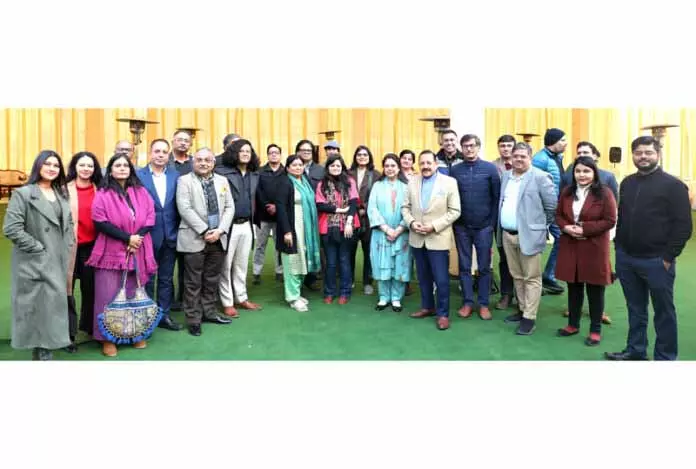 Dr. Jitendra ने पत्रकारों और मीडियाकर्मियों के लिए अनौपचारिक लंच का आयोजन किया Dr. Jitendra ने पत्रकारों और मीडियाकर्मियों के लिए अनौपचारिक लंच का आयोजन किया