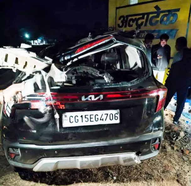 टीचर के बेटे समेत 2 की मौत, अंबिकापुर में कार कई बार पलटी टीचर के बेटे समेत 2 की मौत, अंबिकापुर में कार कई बार पलटी