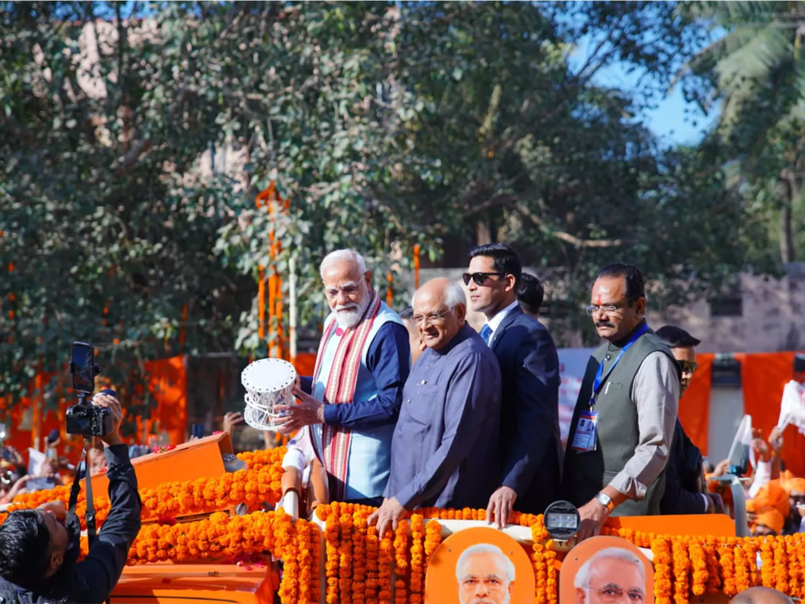 PM नरेंद्र मोदी सोमनाथ स्वाभिमान पर्व की शौर्य यात्रा में शामिल हुए PM नरेंद्र मोदी सोमनाथ स्वाभिमान पर्व की शौर्य यात्रा में शामिल हुए
