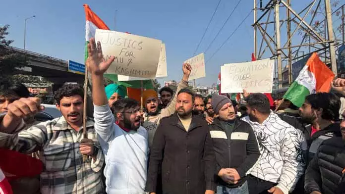 JKNC छात्र संघ के कार्यकर्ताओं ने विरोध प्रदर्शन किया JKNC छात्र संघ के कार्यकर्ताओं ने विरोध प्रदर्शन किया