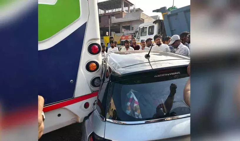 Mulugu जिले में एक लॉरी ने एक कार को टक्कर मार दी Mulugu जिले में एक लॉरी ने एक कार को टक्कर मार दी