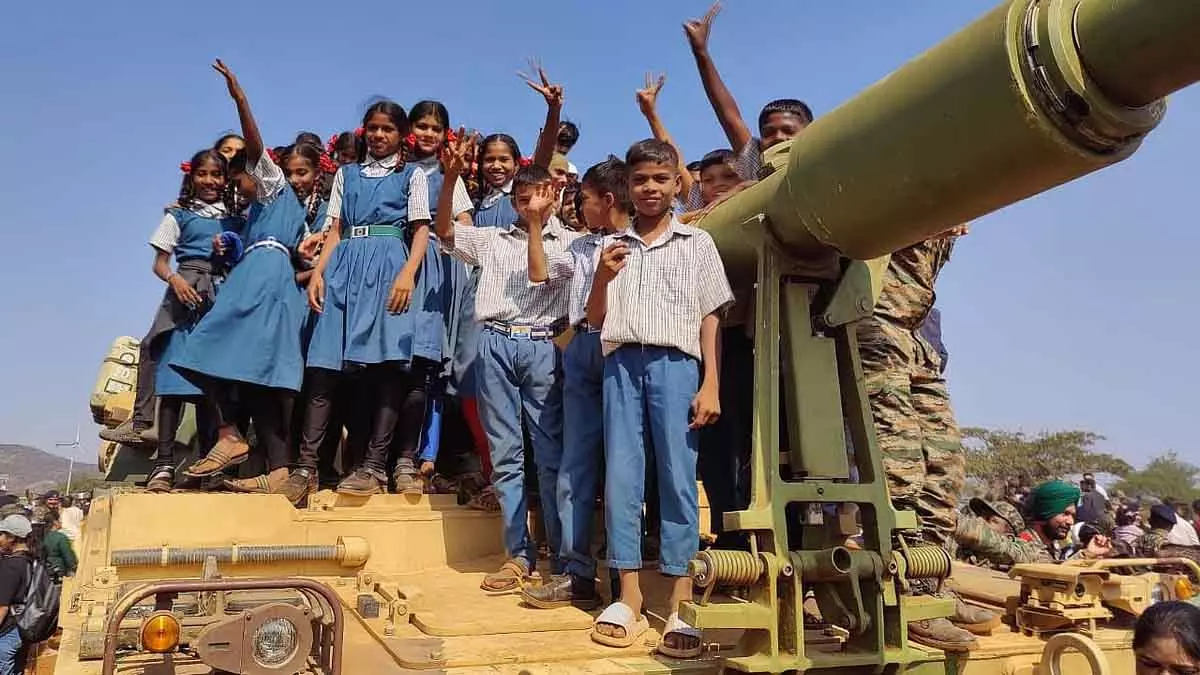 Nashik : कोहोर गांव के छात्रों को आर्टिलरी स्कूल में सेना का प्रत्यक्ष अनुभव मिला Nashik : कोहोर गांव के छात्रों को आर्टिलरी स्कूल में सेना का प्रत्यक्ष अनुभव मिला