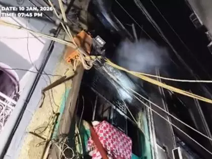Delhi: कल्याणपुर में एक घर में आग लग गई Delhi: कल्याणपुर में एक घर में आग लग गई