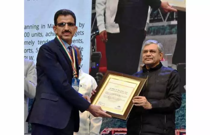 रेल मंत्री ने Ramesh Kaul को प्रतिष्ठित सेवा पुरस्कार से सम्मानित किया रेल मंत्री ने Ramesh Kaul को प्रतिष्ठित सेवा पुरस्कार से सम्मानित किया
