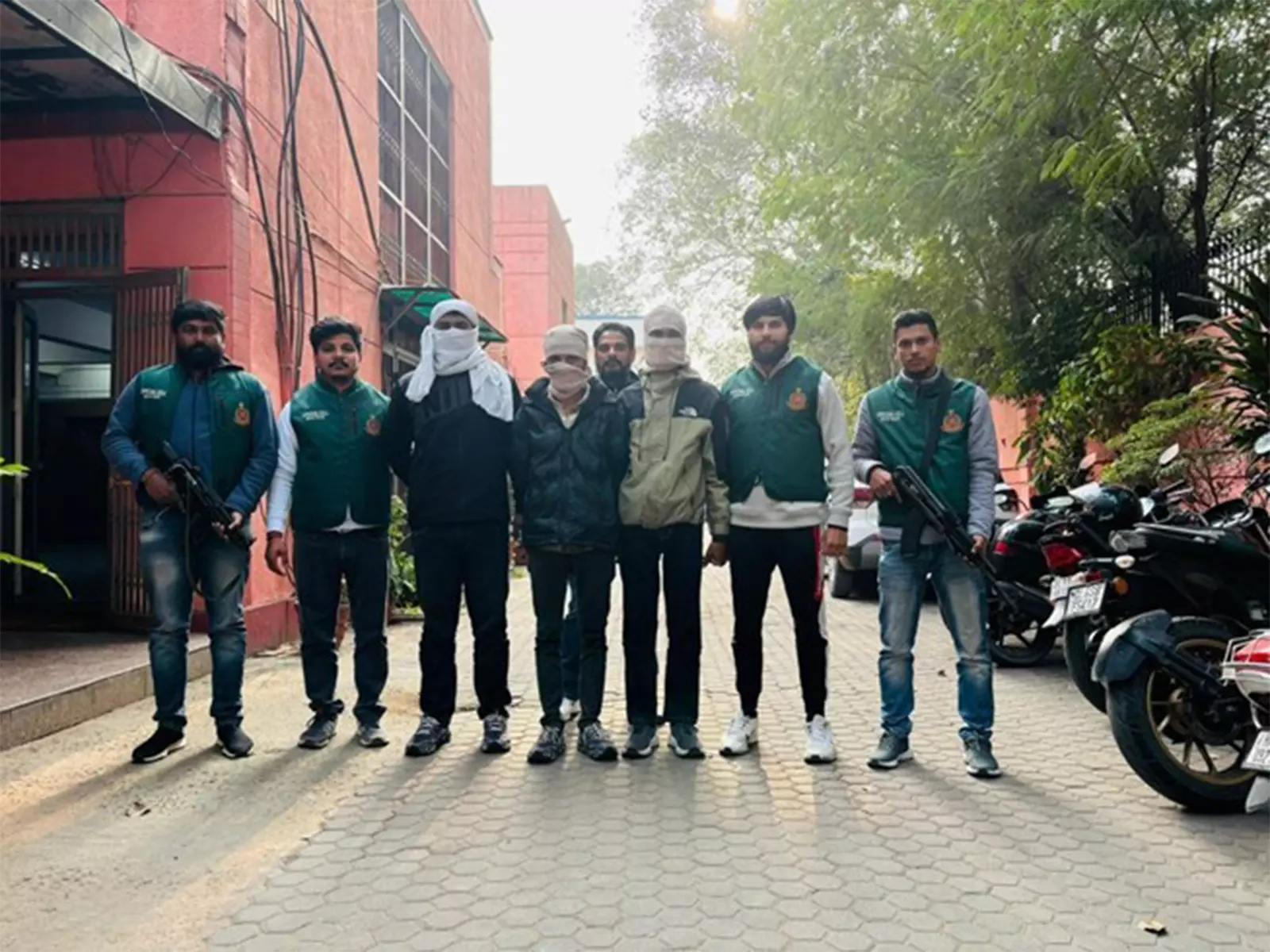 Delhi Police ने हिमांशु भाऊ गिरोह के तीन शूटरों को किया गिरफ्तार Delhi Police ने हिमांशु भाऊ गिरोह के तीन शूटरों को किया गिरफ्तार