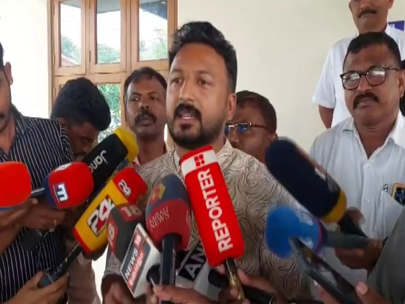 Kerala में राहुल ममकुटाथिल को बलात्कार मामले में गिरफ्तार Kerala में राहुल ममकुटाथिल को बलात्कार मामले में गिरफ्तार