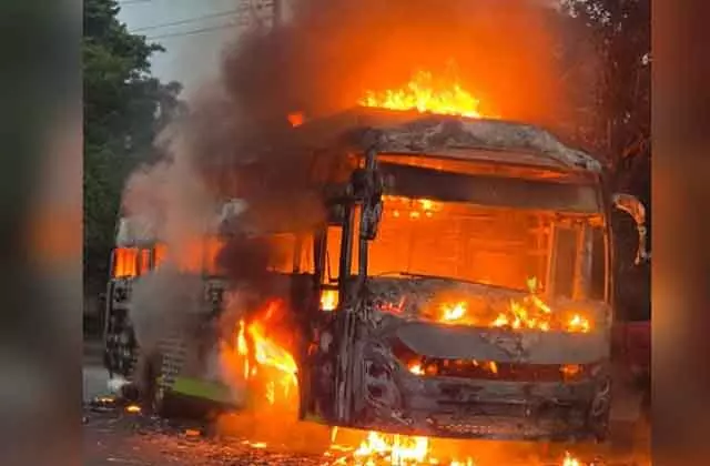 Odisha : भुवनेश्वर में एक और ‘अमा बस’ में आग लग गई Odisha : भुवनेश्वर में एक और ‘अमा बस’ में आग लग गई