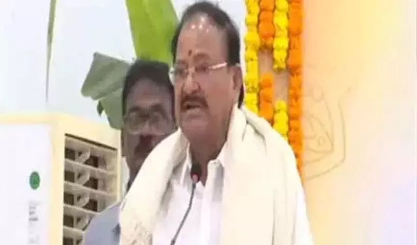 अमरावती की राजधानी को लेकर बेवजह विवाद न खड़ा करें: Venkaiah Naidu अमरावती की राजधानी को लेकर बेवजह विवाद न खड़ा करें: Venkaiah Naidu
