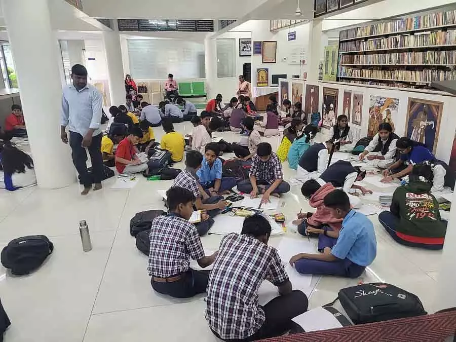 Vijayapura : पेड़ों पर कलाकृति के ज़रिए जीवन का संदेश फैलाने वाले बच्चे Vijayapura : पेड़ों पर कलाकृति के ज़रिए जीवन का संदेश फैलाने वाले बच्चे