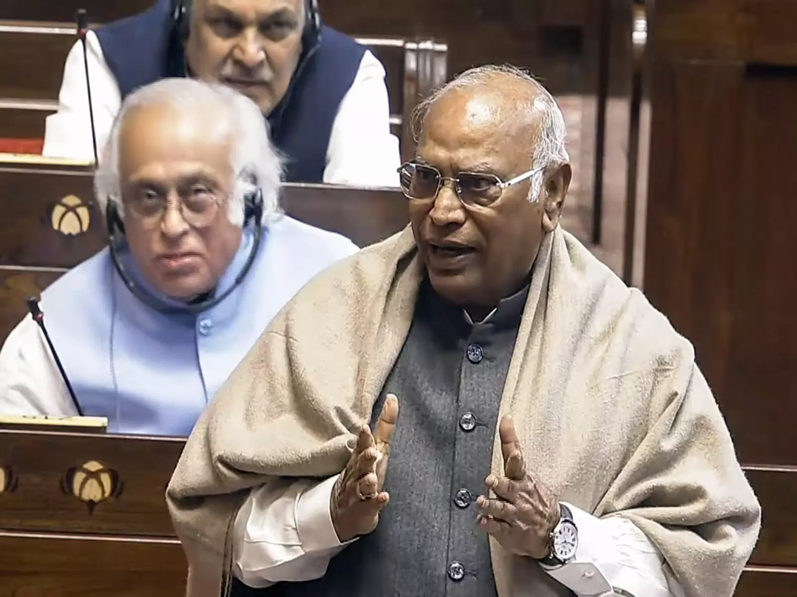 Mallikarjun Kharge ने लाल बहादुर शास्त्री को श्रद्धांजलि अर्पित की Mallikarjun Kharge ने लाल बहादुर शास्त्री को श्रद्धांजलि अर्पित की