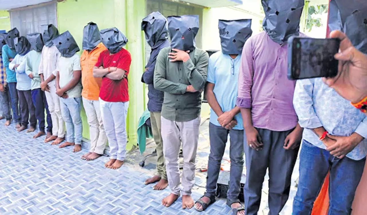 Khammam police ने 547 करोड़ रुपये की साइबर धोखाधड़ी का भंडाफोड़ किया, 18 लोग गिरफ्तार Khammam police ने 547 करोड़ रुपये की साइबर धोखाधड़ी का भंडाफोड़ किया, 18 लोग गिरफ्तार