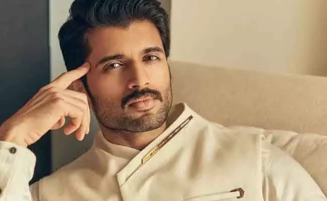 Vijay Deverakonda का बड़ा बयान: फिल्म रिव्यू बैन पर जताई खुशी और निराशा Vijay Deverakonda का बड़ा बयान: फिल्म रिव्यू बैन पर जताई खुशी और निराशा