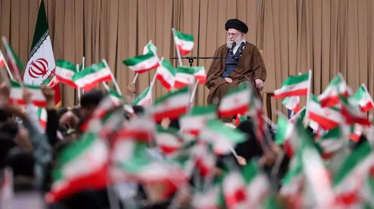 Iran दोराहे पर: अमेरिका न्यूक्लियर डील चाहता है, इज़राइल सत्ता परिवर्तन पर ज़ोर दे रहा Iran दोराहे पर: अमेरिका न्यूक्लियर डील चाहता है, इज़राइल सत्ता परिवर्तन पर ज़ोर दे रहा