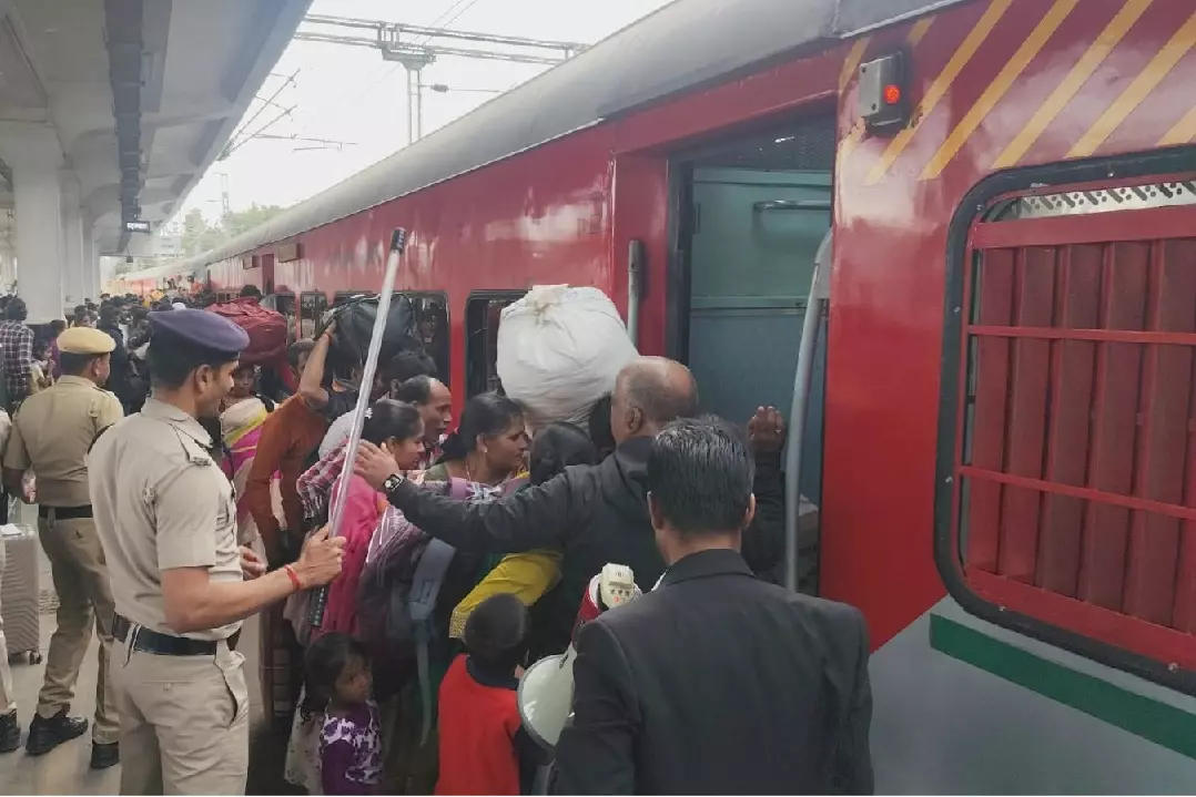 Sankranti की भीड़ को कम करने के लिए हैदराबाद से और स्पेशल ट्रेनों की घोषणा Sankranti की भीड़ को कम करने के लिए हैदराबाद से और स्पेशल ट्रेनों की घोषणा