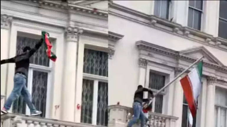 प्रदर्शनकारी ने लंदन में Iranian Embassy के झंडे की जगह 1979 से पहले का प्रतीक लगाया प्रदर्शनकारी ने लंदन में Iranian Embassy के झंडे की जगह 1979 से पहले का प्रतीक लगाया