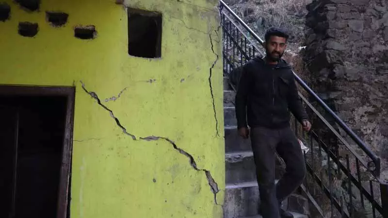 Shimla में टनल के लिए ब्लास्टिंग के कारण बिल्डिंग में दरारें आईं, 15 परिवारों को निकाला गया Shimla में टनल के लिए ब्लास्टिंग के कारण बिल्डिंग में दरारें आईं, 15 परिवारों को निकाला गया