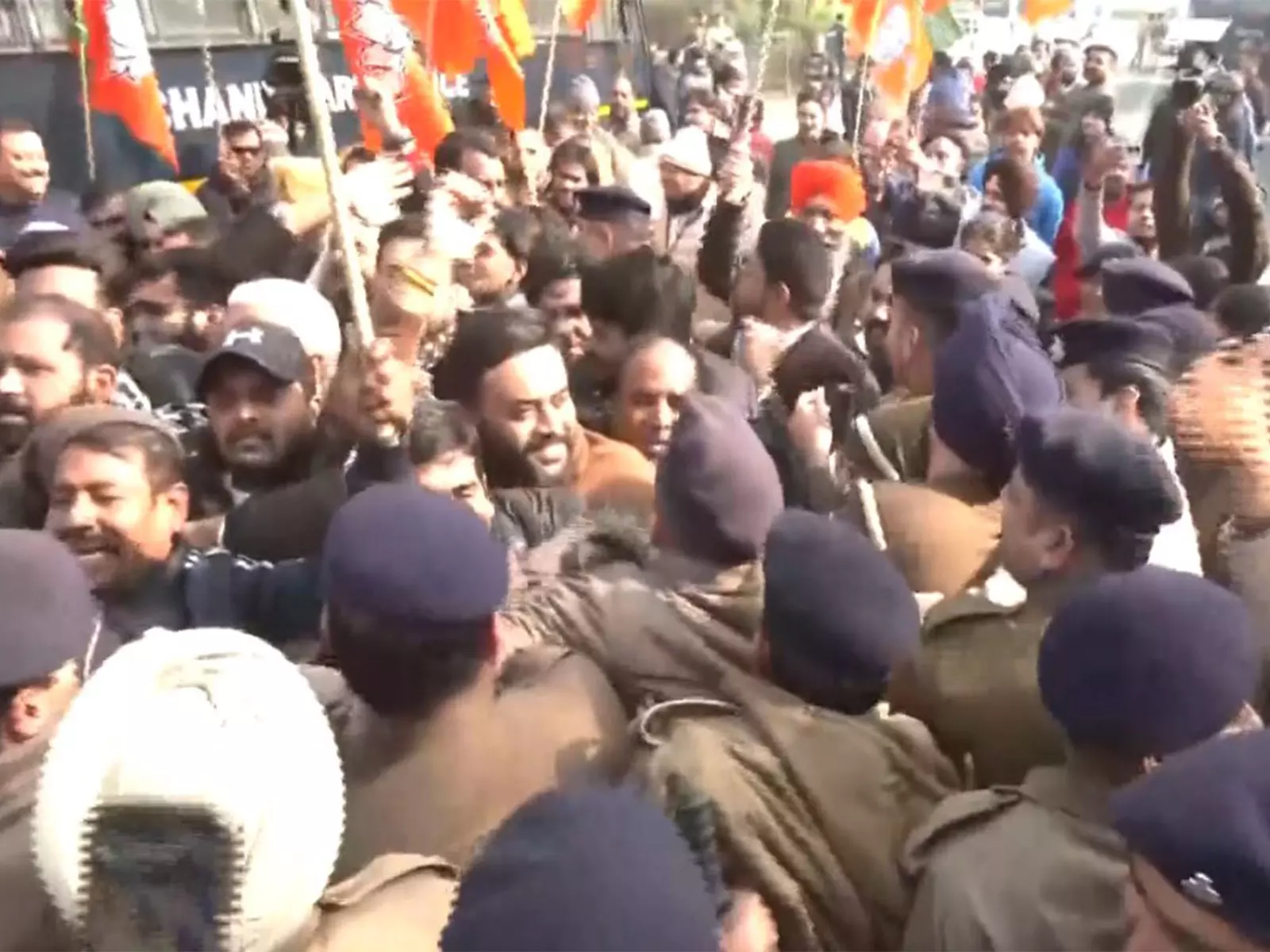 Chandigarh में पार्षद परिजनों की गिरफ्तारी पर प्रदर्शन Chandigarh में पार्षद परिजनों की गिरफ्तारी पर प्रदर्शन