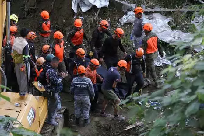 Philippines लैंडफिल डिजास्टर: 6 की मौत, दर्जनों अब भी मलबे में कैद। Philippines लैंडफिल डिजास्टर: 6 की मौत, दर्जनों अब भी मलबे में कैद।