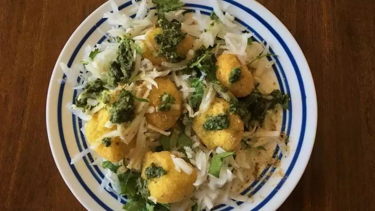 दिल्ली के Street Food का तड़का: राम लड्डू और स्पेशल ग्रीन चटनी दिल्ली के Street Food का तड़का: राम लड्डू और स्पेशल ग्रीन चटनी